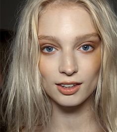 20 Problems Every Pale Girl Faces | Dailymakeover -  This IS my Life!!! Peach Eye Makeup, Pale People, Pale Skin Hair Color, Pastel Makeup, Trendy Hair Color, New Hair Colors, Summer Makeup, Skin Problems