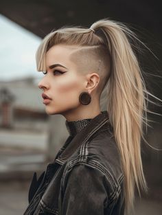 Bold and edgy, the high ponytail with an undercut is a daring choice for those wanting to make a fashion statement. This style is particularly popular among younger demographics and fits any casual or artistic scene. Edgy Hair Styles, Punk Hair Women, Female Undercut Long Hair, Long Hair Shaved Sides, High Ponytail Styles, Half Shaved Hair, Breezy Style