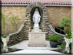 a statue in the middle of a garden