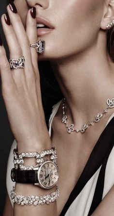 Woman With Jewelry, Vogue Jewelry, Mode Editorials, Jewelry Editorial, Art Exhibits, Tiffany Jewelry