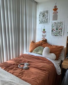 Earthy aesthetic, nature, college dorm room inspo, orange bedding, green throw pillow, heart shaped pillow, botanical wall art, wooden and ceramic hangings, university of miami, umiami Orange Bedding Ideas Bedroom, Burnt Orange Dorm Room, University Dorm Room Aesthetic, Umiami Dorm, Orange Dorm Room Ideas, Earth Tone Dorm Room, Dorm Things