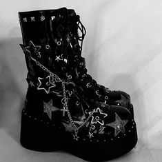 Goth Aesthetic Shoes, Goth Aesthetic Accessories, Shoes Dark Aesthetic, Goth Boots Aesthetic, Goth Boots Outfit, Botas Dark, Emo Goth Aesthetic, Emo Shoes, Emo Boots