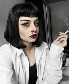 Mia Wallace makeup by Sweet Raven Mia Wallace Makeup, Disfraz Mia Wallace, Pulp Fiction Halloween Costume, Halloween Costumes For Work, Halloween Coustumes, Short Dark Hair, Scary Makeup, Last Minute Halloween Costumes, Halloween Inspo