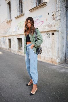 Slouchy Pants Outfit, Slouchy Jeans Outfit, Slingback Chanel, Woven Heart, Jeans Trend, Slouchy Pants, Slouchy Jeans, Crop Top With Jeans, Outfit Jeans