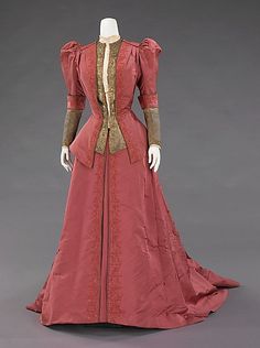 Dinner Dress, Jean-Philippe Worth (French, 1856–1926) for the House of Worth (French, 1858–1956): ca. 1900, French, silk, metal, rhinestones.  "This was worn by the wife of one of the great American bankers of the 19th century, J.P. Morgan, Jr. (1867-1943). It exemplifies the grandeur of Worth clothing among wealthy Americans, who aspired to be associated with European royalty." 1890s Fashion, Victorian Clothing, Antique Dress, Costume Collection, Retro Mode, Vintage Gowns, Old Fashion