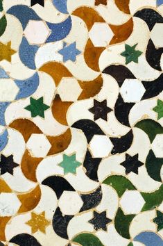 an intricately designed tile with stars and crescents on the outside, in multicolored colors