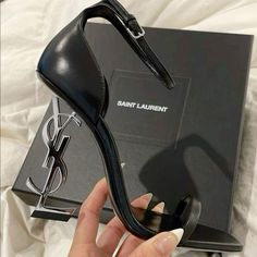 Silver Heel, Pretty Heels, Dr Shoes, Shoes Heels Classy, Ysl Heels, Yves Saint Laurent Shoes, Fashionable Shoes, Outfits To Wear, Beautiful Heels