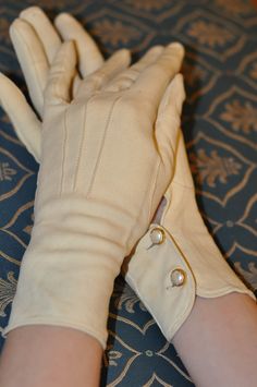 Found these amazing vintage super fine leather gloves in a second hand shop. Discovered they are touch screen compatible! Idda Van Munster, Gloves Fashion, Vintage Gloves, Second Hand Shop, Patterns Ideas, Crochet Gloves, Fashion Mistakes, Character Outfits