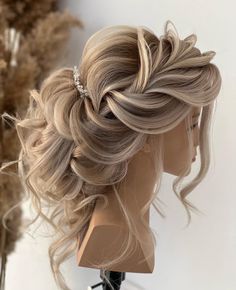 Braided Wedding Hairstyles, Wedding Hair Up, Bridal Hair Buns, Bridal Hair Inspiration, Elegant Wedding Hair, Long Hair Wedding Styles, Long Hair Updo, Wedding Hair Inspiration, Hairstyles For Medium Length Hair