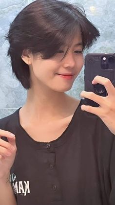 Short Wolfcut Asian Hair, Two Block Wolfcut, K Pop Mullet, Tomboy Hairstyles Wolfcut, Korean Wolfcut Short, Tomboy Wolfcut, Tomboy Haircut Girl, Pixie Wolfcut