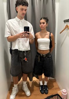 Jorts And Sambas Outfit, Jorts Womens Fit Y2k, Fold Over Shorts Outfit, Baggy Cargo Shorts Outfit, Femme Boy Outfits, Long Black Shorts Outfit, Outfit Inspo Jorts, Cute Jorts Outfit, Black Jorts Outfit Aesthetic