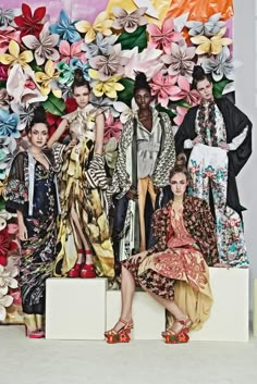 Elle Sweden - En Värld Av Blommor Frida Gustavsson, Textile Print, Flower Bomb, Womens Style, Fashion Photography Editorial, Pretty Prints, Fashion Images, Art Fashion, Fashion Photoshoot