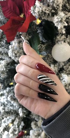 Stiletto Christmas nails  Insta: @kkae_x Christmas Witch Nails, Goth Christmas Nails Designs, Christmas Nails Acrylic Stiletto, Goth New Years Nails, Christmas Nails Grunge, Halloween Christmas Nails