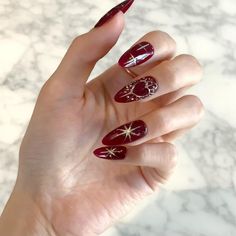 As the leaves turn and the air becomes crisp, it’s time to refresh your nail colors. This article explores the best fall transition nail shades that will seamlessly take you from the warmth of summer to the cozy vibes of autumn. From muted tones to vibrant hues, these colors will keep your nails looking chic all season long. Embracing seasonal change through your nails not only enhances your style but also reflects the beauty of nature. Let’s dive into the top picks that will make your fall fabu Chrome Christmas Nails, Chrome Christmas, Short Fall Nail Designs, Short Fall Nail, Chrome Designs, White Tip Nails, Alcohol Pads, Maroon Nails, November Nails