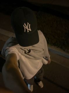 Guy Hats Aesthetic, Black Hat Outfit Men, New Era Hats Outfit Men, Cap Aesthetic Men, Ny Cap Aesthetic, Hoodie Guy Aesthetic, Cap Boys Style, Yankees Hat Outfit Men, Boy With Cap Aesthetic