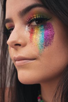 Pride Glitter, Pride Day Makeup, Music Festival Face Paint, Easy Face Glitter Ideas, Festival Face Paint Glitter, Lgbtq Eye Makeup, Glitter Face Ideas, Rainbow Festival Makeup, Glitter Face Painting