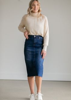 "Casual and Chic: Denim Skirt Looks You'll Love" Dark Denim Skirt, Modest Clothes, Cute Modest Outfits