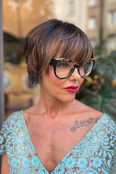 Chic Short Shag for Women with Bangs and Glasses Short Curly Bob Haircuts, Curly Bob Haircuts, Fine Hair Cuts, Layers And Bangs