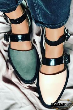 Daily Shoes, Block Sandals, Toe Post Sandals, Paris Mode, Studded Heels, Green Shoes, Handmade Shoes, Mode Style, Womens Fashion Trends