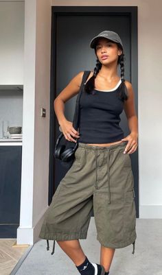 Cargo Shorts Outfits Women, Cargo Shorts Outfit, Summer Jorts, Shorts Outfits Women, Photo Insta, Trendy Summer Outfits, Summer Outfit Inspiration, Khaki Shorts, Retro Outfits