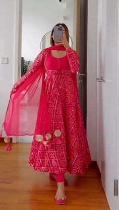 Fashion Designer Dresses, Gown Indian, Alaska Fashion, Bandhani Dress, Inner Work, Designer Suit