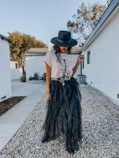 Tule Skirt Outfit Casual Long, Tulle Skirt Cowboy Boots Outfit, How To Style Tulle Skirt Outfit, Tool Skirt Outfit Black, Tulle Skirt Western Outfit, What To Wear With A Midi Skirt, How To Style A Ruffle Skirt, Black Tulle Skirt Outfit Winter, Black Tulle Skirt Outfit Casual Street Style