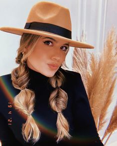 Hair With Cowboy Hat Hairstyles, Curly Hair Cowboy Hat, Cowboy Hairstyles Woman, Hairstyles With Cowboy Hats, Cowboy Hat Hairstyles, Bangs Types, Boho Chic Hair