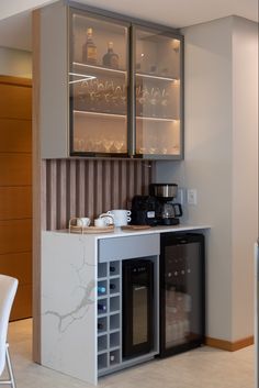 Apartamento, cristaleira, adega, cantinho do café, vidro reflecta Apartment Bar Cabinet, Bar Unit Design Modern, Coffee And Bar Ideas For Home, Modern Mini Bar Designs For Home, Area Do Cafe, Modern Bar Ideas For Home, Bar Home Ideas, Modern Bar Cabinets For Home, Small Bar Ideas For Home