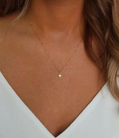 Simple Gold Neckles, Aesthetic Necklace Simple, Colares Aesthetic, Everyday Gold Necklace, Minimal Gold Jewelry, Neck Pieces Jewelry, Fancy Jewelry Necklace, Gold Necklace Simple