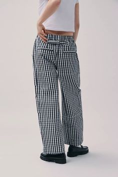 BDG Charlie Gingham Wide-Leg Pant | Urban Outfitters Urban Outfitters Plaid Pants, Gingham Linen Pants, Short Leg Outfits, Size 8 Women Outfits, Womens Cotton Pants, Gingham Pants Outfit, Big Pants Small Shirt, Checkered Pants Outfit, Wide Leg Pants Pattern