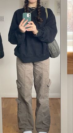 Cargos Outfit, Cargo Outfit, Mode Zara, Downtown Outfits, Cargo Pants Outfit, Neue Outfits, Fall Sweater, Swaggy Outfits, Cute Simple Outfits