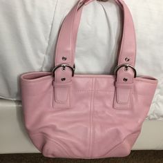 New With Tag. Classic Coach Bag In Pink Color, Inside Pockets And Has A Zipper Closure. Actual Color Shown On 1st, 2nd And Last Photo. Thrifty Outfits, Quirky Accessories, Purse Collection, Classic Purse, Pink Tote Bag, Coach Leather Bag, Bags Pink, Patent Leather Handbags, Medium Handbags