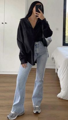 Button Up Casual Outfit, Basic Fashion Outfits, Blue Flared Jeans Outfit, Trends 2024 Fashion, Basic Ootd, Outfit Basic, Fashion Trends Summer, Flare Jeans Outfit, Old Money Outfits