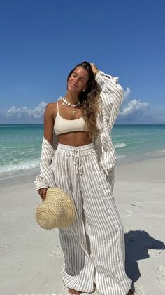 What To Wear To The Lake, Plus Beach Outfits, Bali Outfit Ideas Summer, Waterpark Outfit Ideas, Summer Lake Outfits, Beach Honeymoon Outfits, Vacation Outfits Midsize, Beach Town Outfit, Bahamas Vacation Outfits