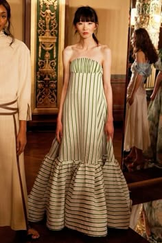 Filipina Modern Dress, Dresses Summer 2024, Mode Tips, Look Formal, Body Features, Rosie Assoulin, Dress Rental, Traditional Fashion, Ethical Fashion