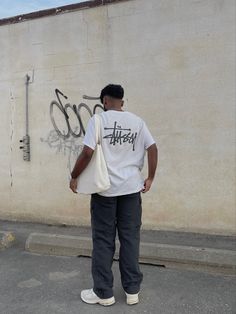 Stussy Shirt Men, Stussy T Shirt Outfit Men, Stussy Outfit Men Street Styles, Stussy Shirt Outfit, Stussy Outfit Men, Streetwear Fashion Tshirt, Stussy Outfit, Stussy Style, Balance Beige