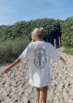 This Oversized trendy shirt is 30% off right now!! Oversized Tshirt Outfit Beachy, Oversized Tshirt Beachy, Big Shirts For Women, Summer Fits Oversized Tees, Beach Tshirt Outfit, Oversized Tshirt Back Print, Beach Oversized Shirt, Aesthetic Oversized Tee, Oversized Beach Shirt