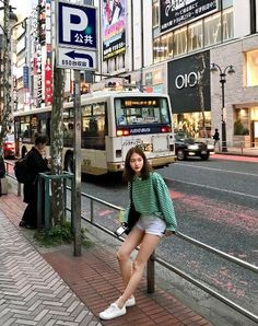 Hongkong Aesthetic Fashion, Seoul Photoshoot Ideas, Baguio Poses Ideas, Clothes To Wear In Singapore, Taiwan Picture Ideas, Taiwan Aesthetic Outfit, Taipei Photo Ideas