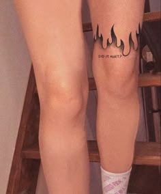 Old English Tattoo Above Knee, ဒူး Tattoo, Behind The Knee Tattoo Women, Thigh Tattoos Women Meaningful, Knee Tatoos Woman, Leg Knee Tattoo, Leg And Thigh Tattoos, Tattoo Snake Leg, Lower Knee Tattoo