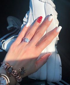 325.2k Likes, 3,297 Comments - Katie Angel (@katieangeltv) on Instagram: “Modo Disney ACTIVADO!❤️✨ ___ Cuál fue la primera película que viste de Disney? Lo recuerdas?! Los…” Disney World Nails, Maroon Nails, Disney Tattoo, Nail Art Disney, Film Disney