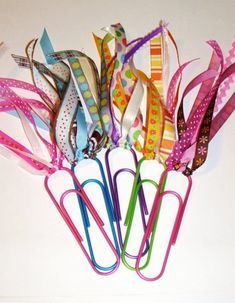 there are many different colored ribbons in the holder