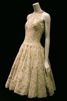 L'exposition Gabrielle Chanel au Palais Galliera 1920s Evening Dress, Antique Dresses, Beautiful Wardrobe, Dresses 1950s