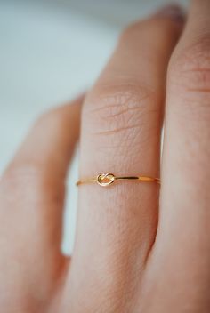 Dainty Ring Designs, Solid Gold Rings Unique, Rose Gold Rings Simple, Simple Gold Ring Designs Unique, Gold Rings Simple Unique, Hand Rings Gold, Gold Ring Designs Unique, Cute Rings Aesthetic, Cute Rings Gold