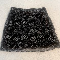 Shein Mini With Adorable Mushroom Print! Lined In Black Poly. Soft Ruffled Hem. Never Worn!! Length From Waist 15” Skirts Shein, Shein Skirts, Mushroom Print, Print Mini Skirt, Mini Skirt, Womens Skirt, Stuffed Mushrooms, Mini Skirts, Black White