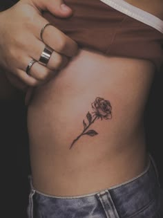 tattoo tatuagem flor costela Simple Flower Rib Tattoo, Rose On Ribcage Tattoo, Rose Tattoo Rib Cage, Rose Tattoos Ribs, Rose Tattoo On Side Ribs, Rose On Ribs Tattoo, Rose Tattoo Ribs, Rose Rib Tattoos, Flower Tattoo On Ribs