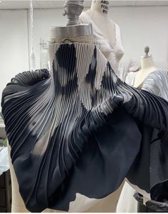 Danielle Frankel, Detail Couture, Fashion Design Classes, Sculptural Fashion, Textile Inspiration, Instagram Autumn, Fashion Sketchbook, Fashion Portfolio, Creation Couture