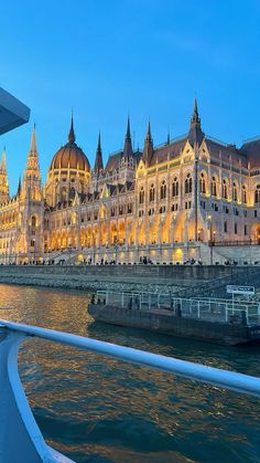 a large building that is next to the water