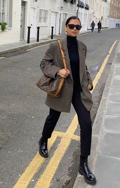 Monochromatic Outfit Work Wear, Cozy Fall Outfits Aesthetic 2023, Emitaz Outfits Winter, Loose Fitting Business Casual, Dressy Causal Outfits Women, Work Casual Winter Outfit, February Outfit Ideas Winter, Causal Work Outfits For Women Winter