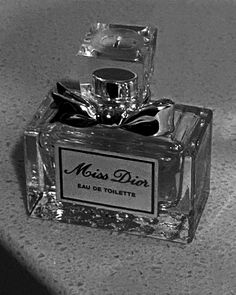 Dior Wallpaper, Black Perfume, Dior Aesthetic, Black And White Instagram, Dior And I, Dior Perfume, Rich Girl Aesthetic, Perfume Store, Dior Makeup