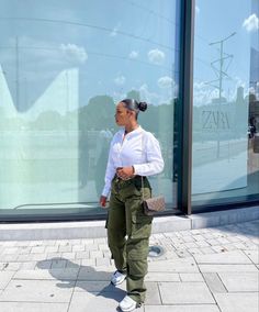 Cargo Pants With Sneakers Outfit, Spring Comfy Outfits Casual Styles, Cargo Pants Outfits Women Summer, Dressy Cargo Pants Outfits, Cargo Pants Outfit Black Women, Cargo Pants Outfit Fall, Smart Casual Women Summer, Army Green Outfit, Athleisure Outfits Summer